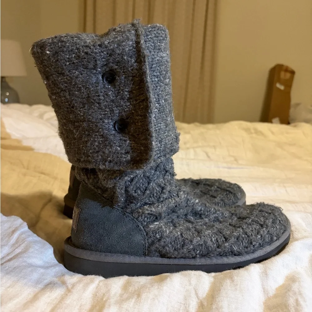 Cozy Women's Gray Knit Winter Boots